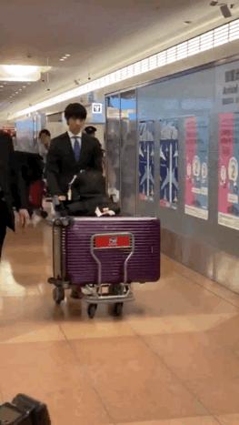 羽生结弦回国开始隔离，机场行李车亮了
