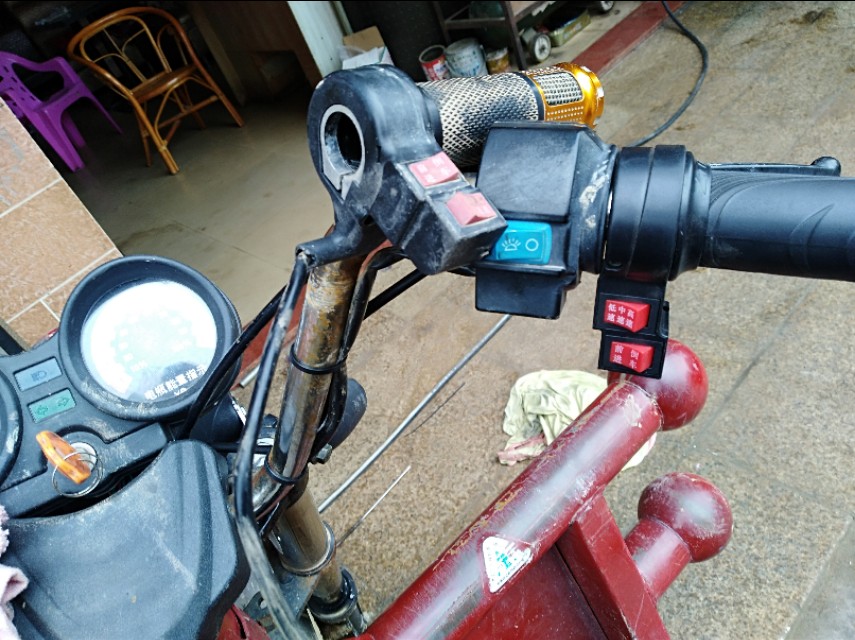 电动三轮车打开钥匙轮子转不动,三轮电动车拧转把不动提示已刹车