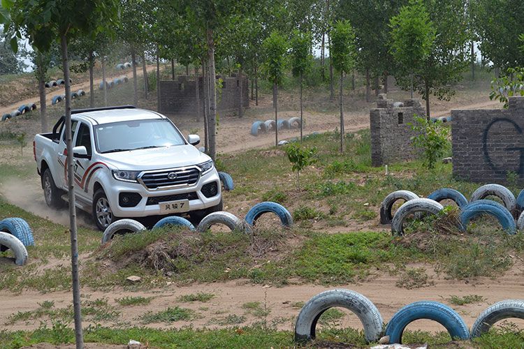 19款长城皮卡风骏7越野视频,中国生产的6驱皮卡