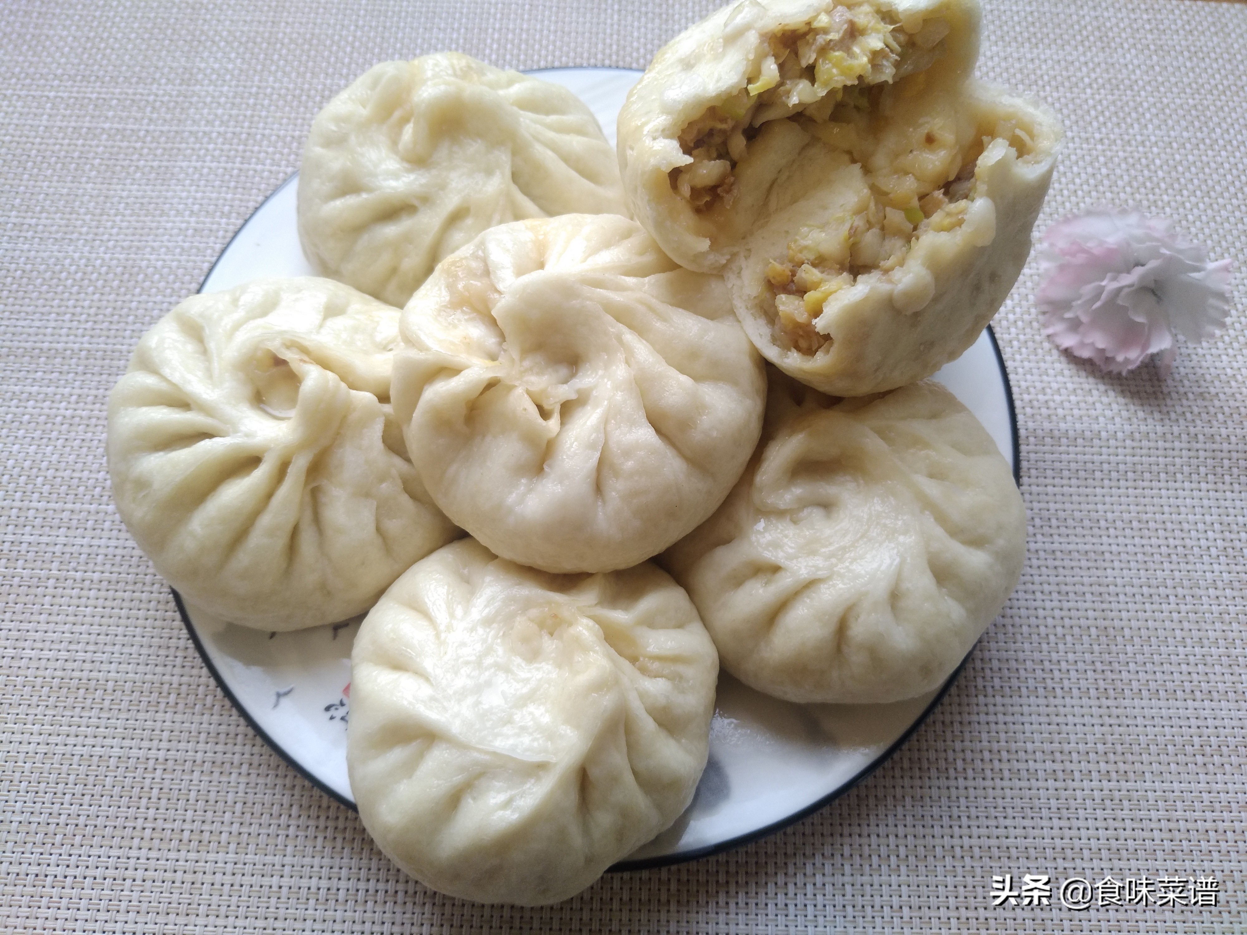 教你白菜肉包子的做法，皮薄馅大，上锅蒸记住这一步，松软不塌陷