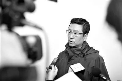 白岩松谈学生现状,白岩松对儿子说你要考第一