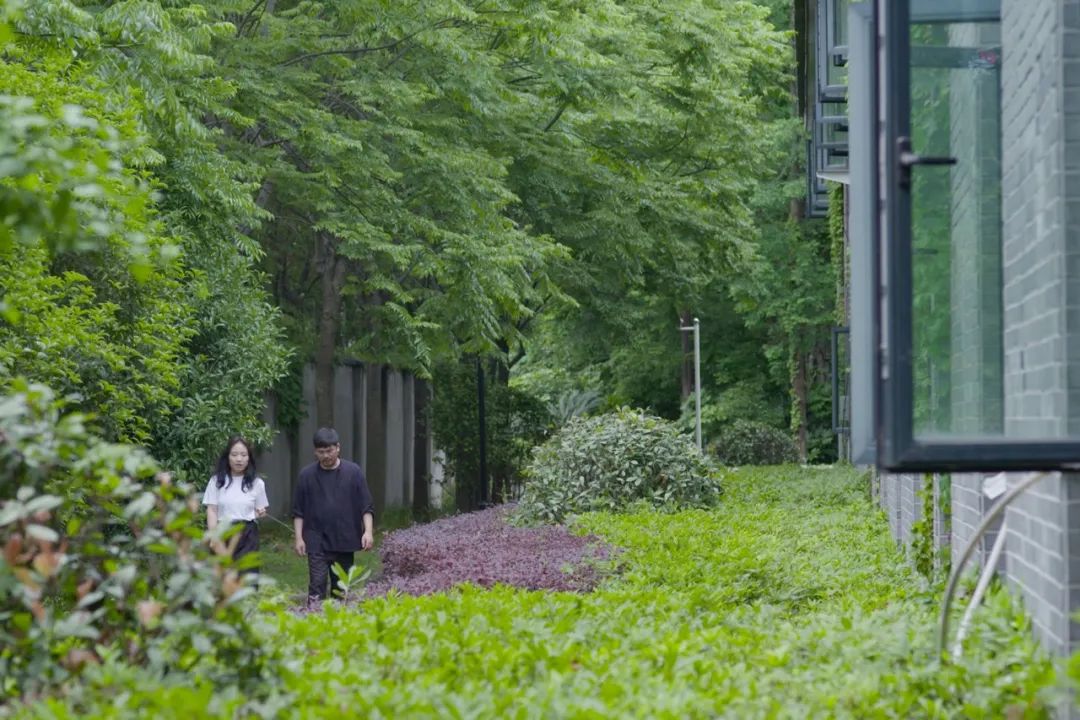 宁波夫妻租下1000㎡破厂亲手改造，搭出超美房中房