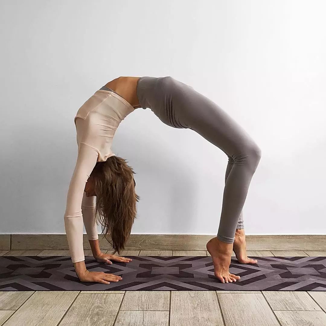 “姚大嘴”白色长裙显曼妙身姿，清新可人仙气飘飘