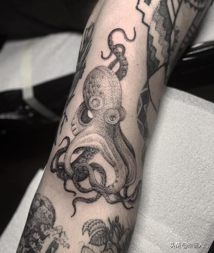 这些精美的黑白点绘插画，竟是纹身，如同复古的石版画一般美丽