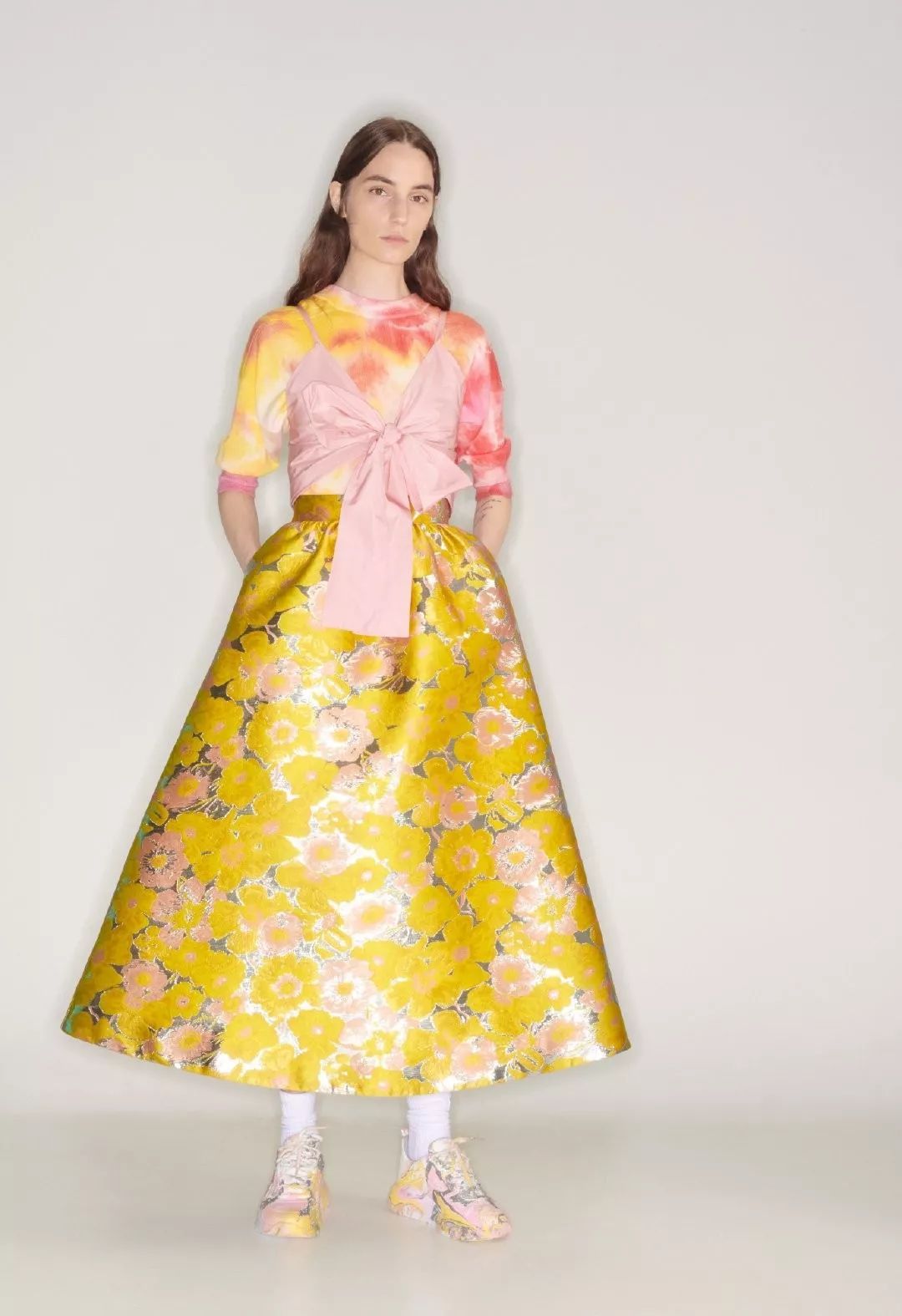 终于，它从街头走上了T台