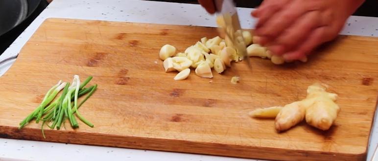 猪头肉这样做才好吃，农村大锅一炖，香辣入味，越吃越想吃