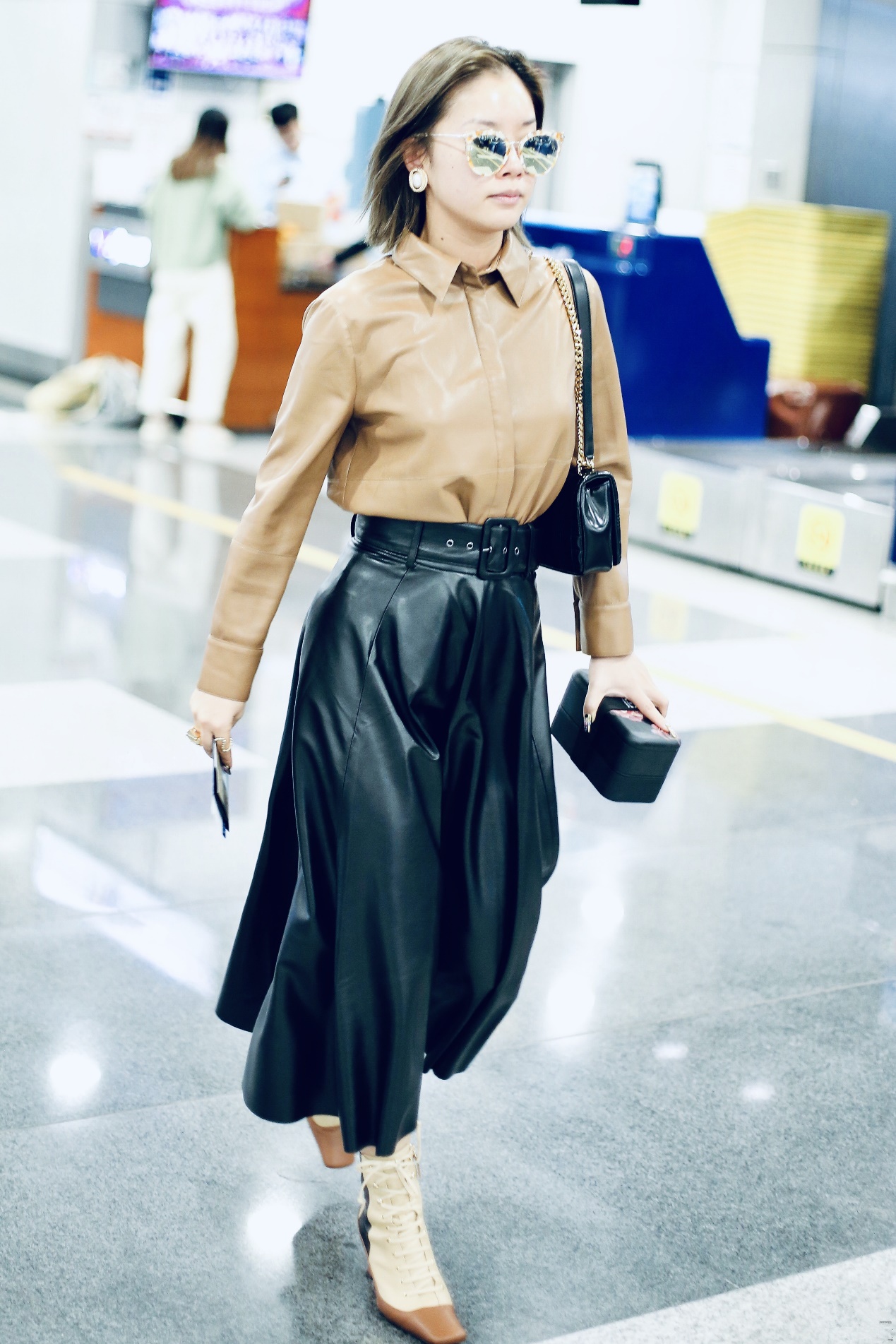 王菊学聪明了！穿阔腿皮裤藏起“大象腿”，却故意勒出了“A4腰”