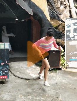 搞笑gif图这停车技术真不是盖的,汽车幽默搞笑gif图