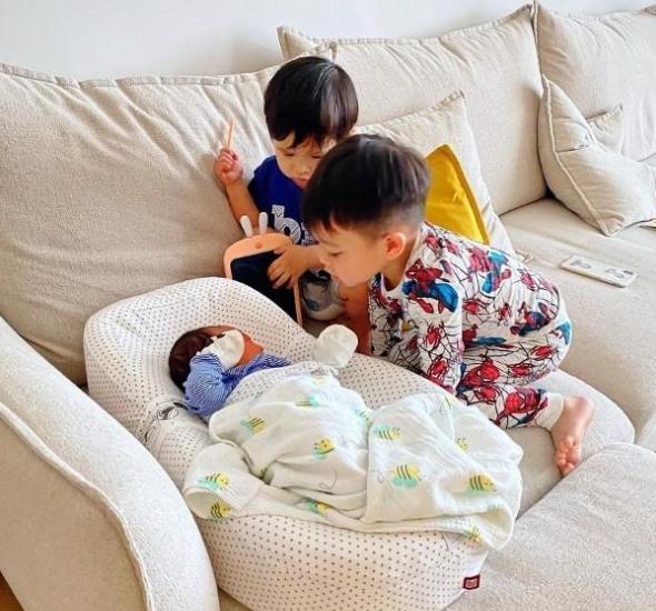 胡杏儿三胎生子公开一家人合影,41岁胡杏儿三胎得子视频