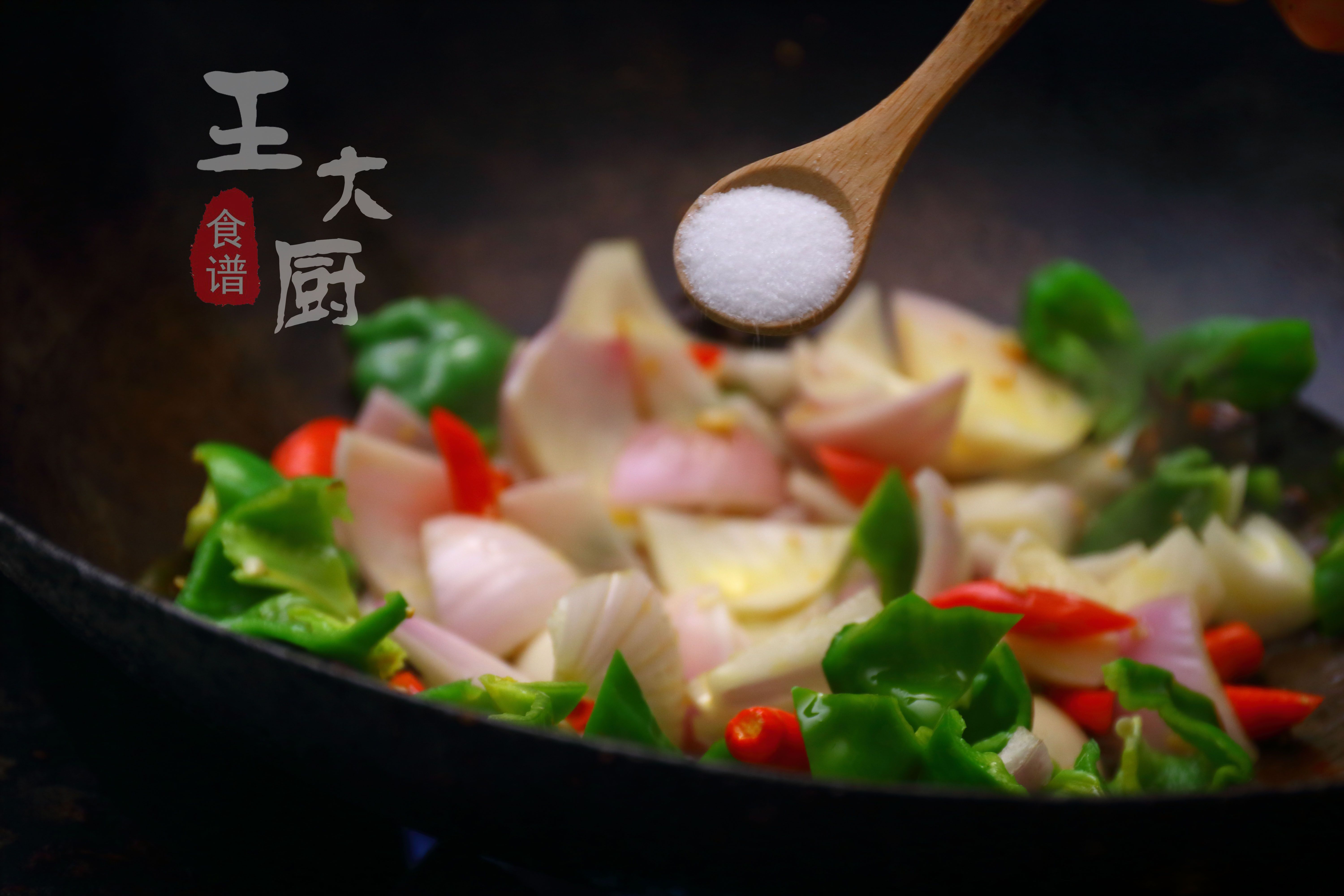 干锅肥肠的家常做法，香辣爽口，肥而不腻，超下饭，家人都爱吃
