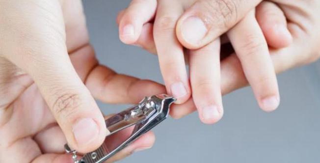 孩子喜欢啃指甲是怎么回事,纠正孩子啃咬指甲的方法