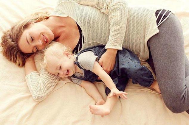 宝宝为啥睡觉老往上拱枕头,宝宝睡着时头总是往下拱