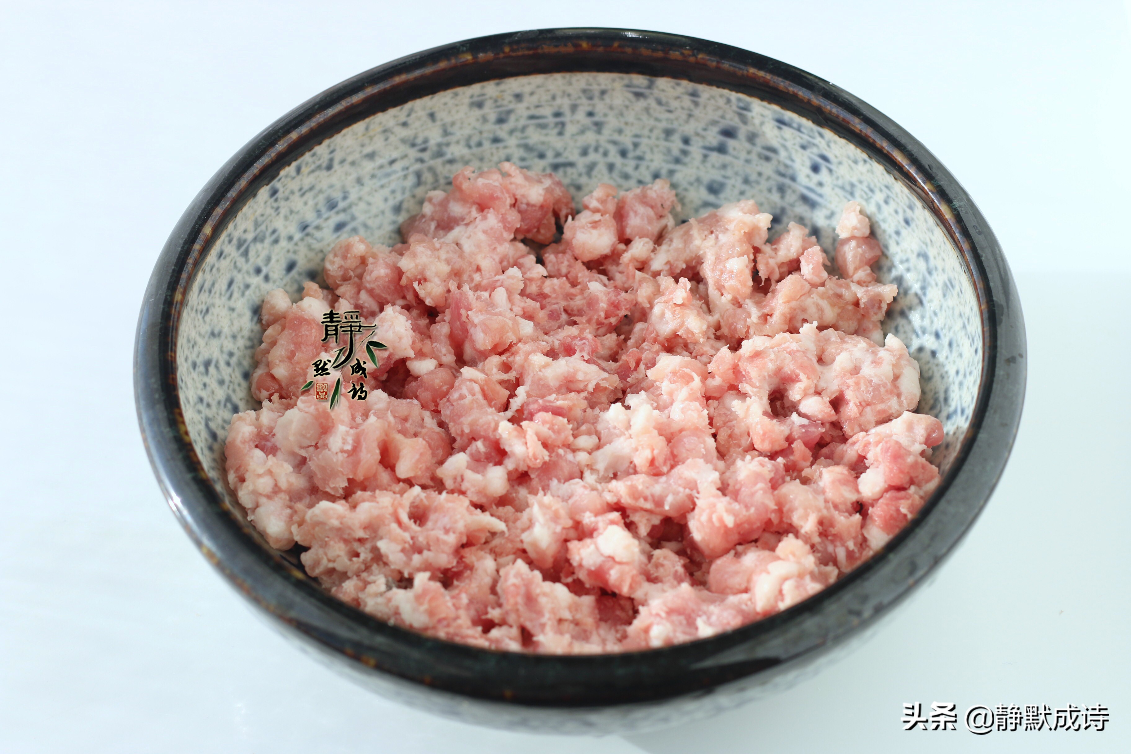 馄饨馅儿先放鸡蛋还是先放葱姜水,馄饨馅儿里面都需要放什么调料