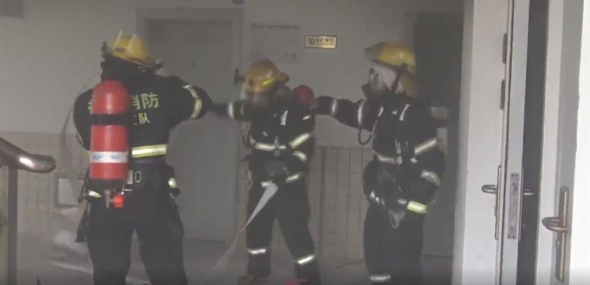 厦门一学校火灾,厦门一厂房突发大火防火前往救援