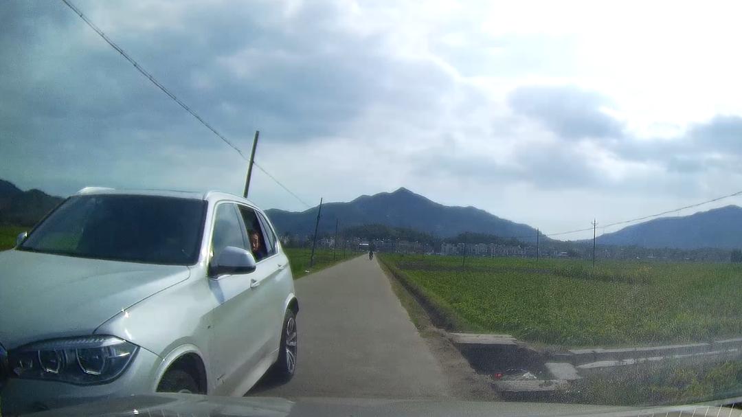 窄路会车怎么判断左右两边不刮蹭,窄路会车技巧新手也能轻松应对