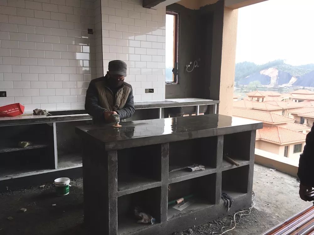 用水泥砌橱柜,用粘土做迷你橱柜