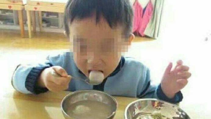 一直给孩子喂饭,怎么引导孩子自主进食