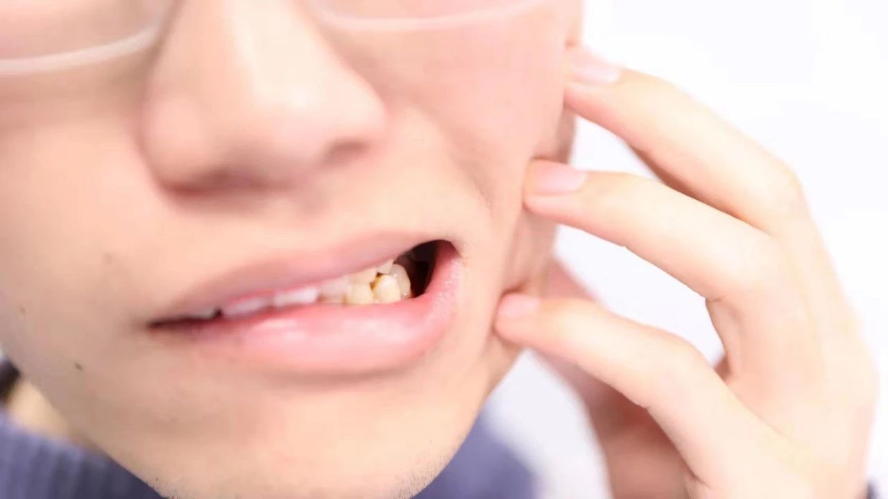 男子躺着玩手机被砸断牙齿,银川一小伙子玩手机牙被砸断