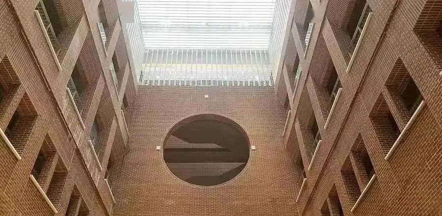 广东最豪华大学宿舍曝光！这些神仙级配置，酸了