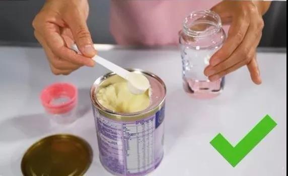 给新生宝宝冲奶粉的正确步骤,新生儿冲奶粉的正确方法步骤图