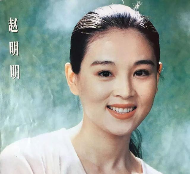 她是荧屏最美赵飞燕，被英达堂弟“骗”感情生下女儿后被抛弃