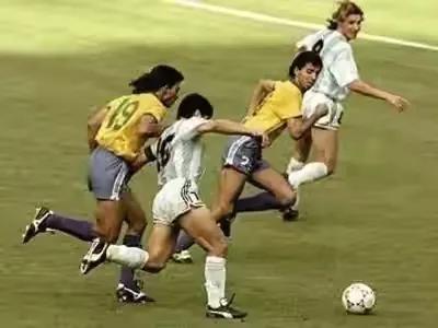 回顾球王马拉多纳,一代球王马拉多纳传奇