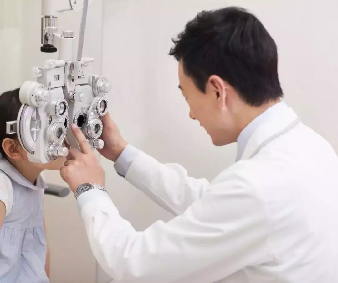 每天玩平板电脑，4岁女孩近视达600度！这些护眼窍门学起来啊