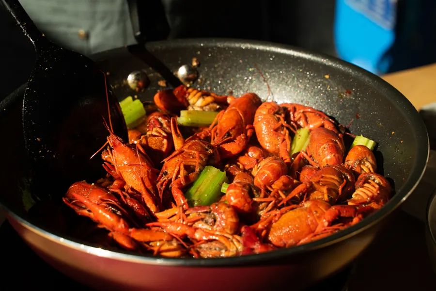 被薇娅直播间榨干零食预算后，写出了这篇测评报告（上）