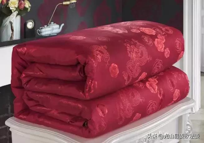 长期盖蚕丝被有什么危害 (长期盖蚕丝被被曝光)