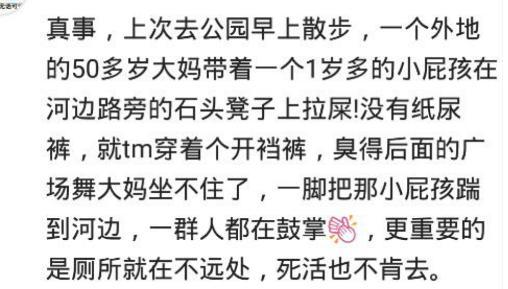 一家人晚上去抓小龙虾吃,跟儿子吃烧烤龙虾