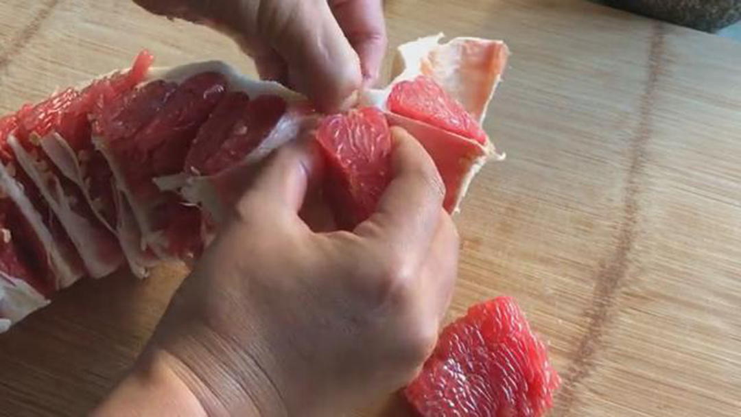 柚子上的白囊怎么剥,小朋友剥柚子正确方法