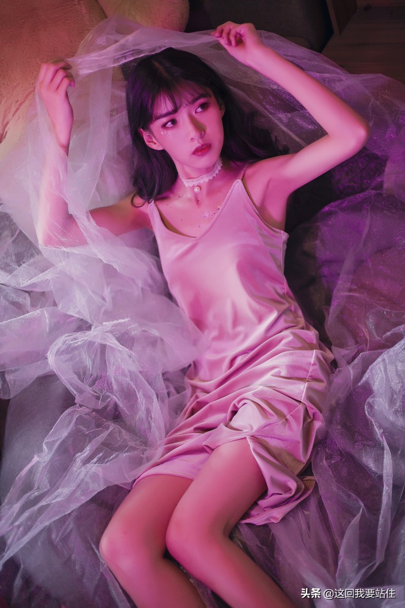 靓靓聊第160期：美女紫色灯光下显现的一种非主流美，慵懒又高贵