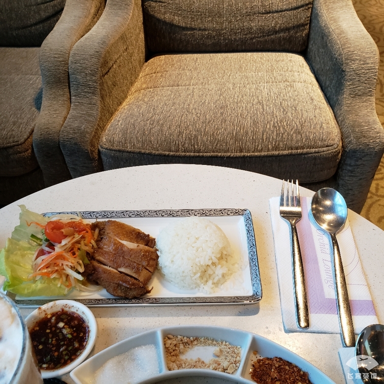 打卡泰航波音747头等舱，贴心空姐疯狂投喂，大龙虾鱼子酱吃到撑