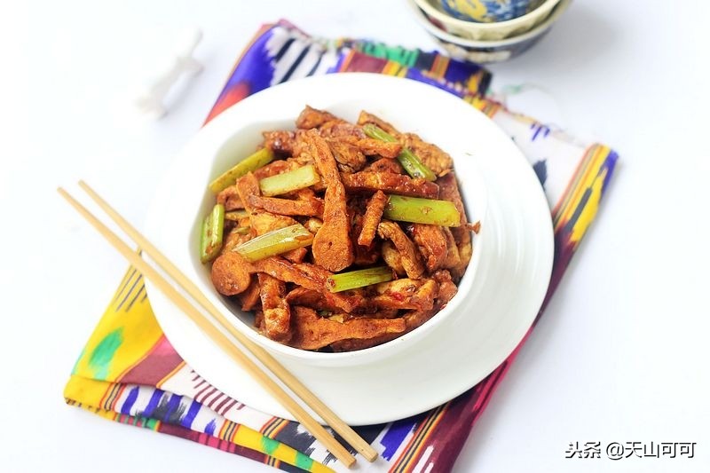 新疆正宗的美味可口的馕,新疆特色芝麻大馕怎么吃