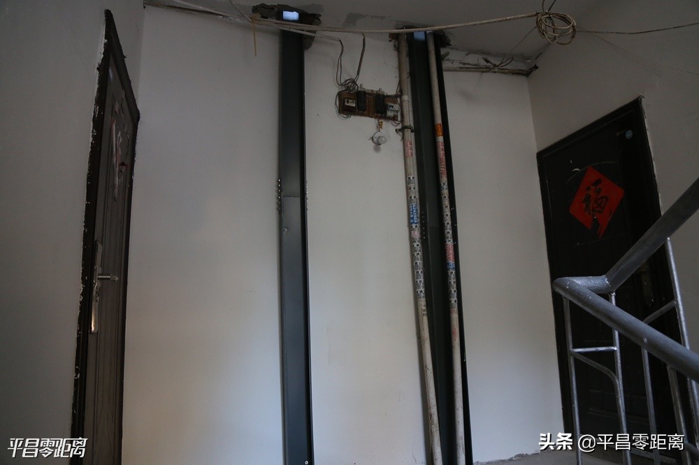老旧小区加装外挂电梯的弊大于利,带平台的老旧小区怎么加装电梯