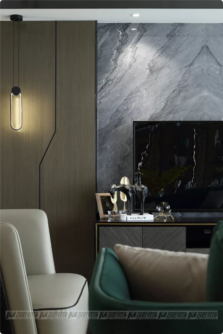 有钱人看不上眼的横厅，在他这里却变成了贵气的中式宫廷