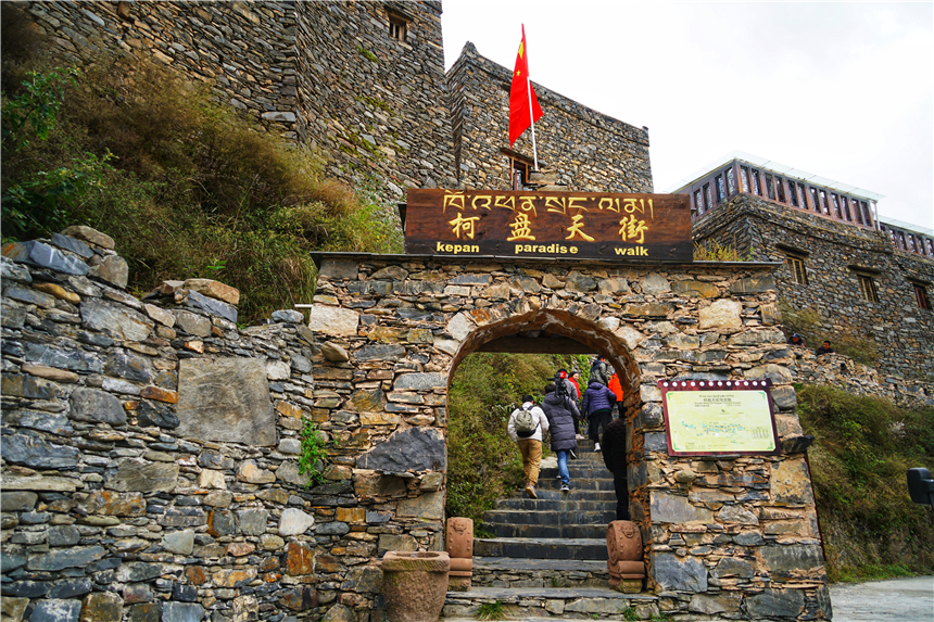 四川境内被誉为小布达拉宫的寺庙,四川布达拉宫游玩攻略