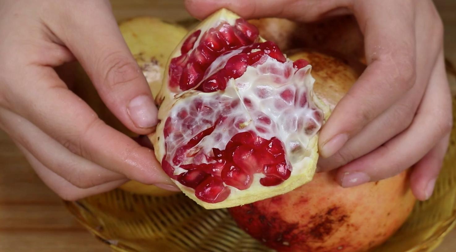 剥石榴最好的办法不会破,剥石榴不弄到手的方法