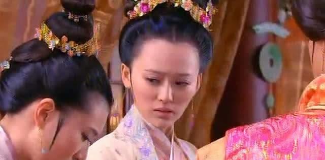 皇后打了年长的宠妃，皇帝大怒，皇后被废掉，后来却享受太后待遇