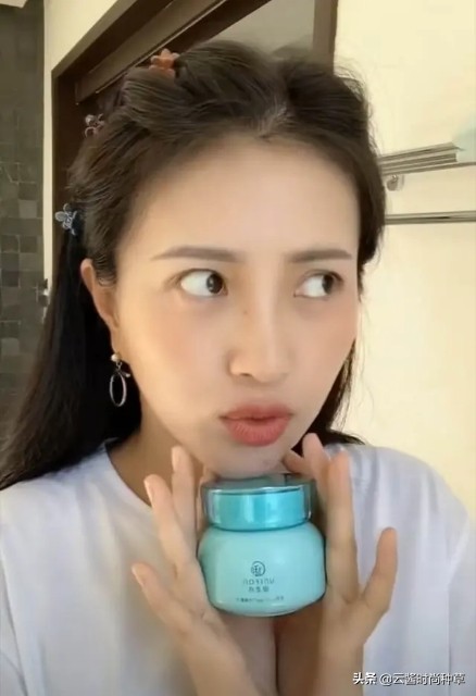 包文婧晒出国货面膜，堪称屈臣氏镇店之宝，薇娅：我一直在用