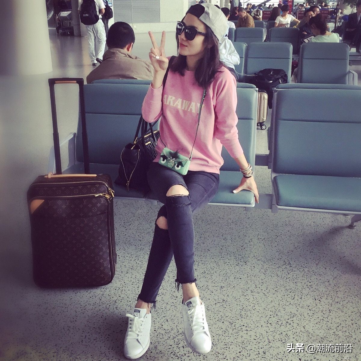 宋佳白衬衣黑色包臀裙,宋佳盛装同款白衬衫蓝色半身裙