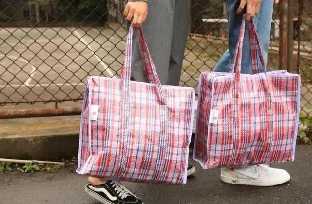 巴宝莉与lv哪个好,lv巴宝莉经典款