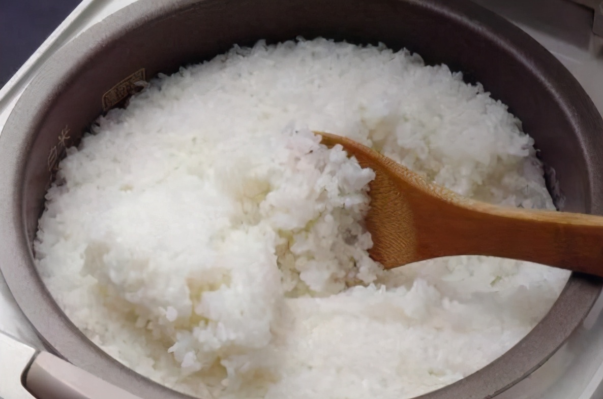 蒸米饭怎么才能不用洒水,蒸米饭不糊锅的技巧