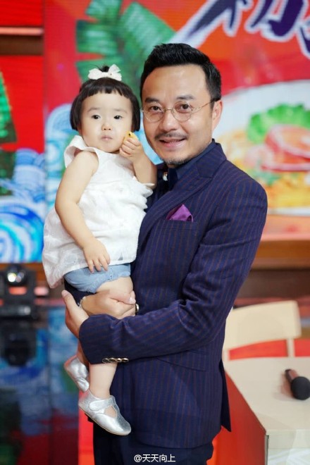 疗愈无数人的吃货小蛮长大不少，摇身一变成行走的表情包