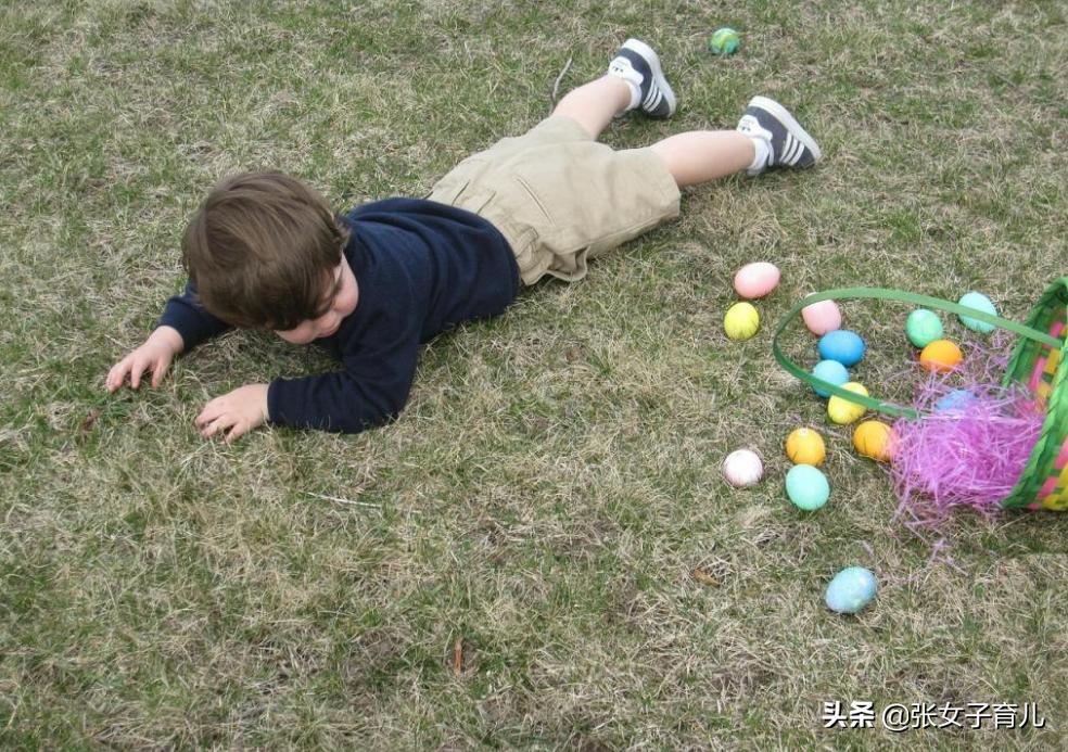 宝宝突然从推车里摔下去,宝宝从婴儿车上摔下来要视察多久