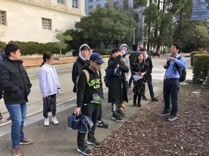 这帮人要组织去斯坦福大学玩机器人，就是价格小贵，心痛