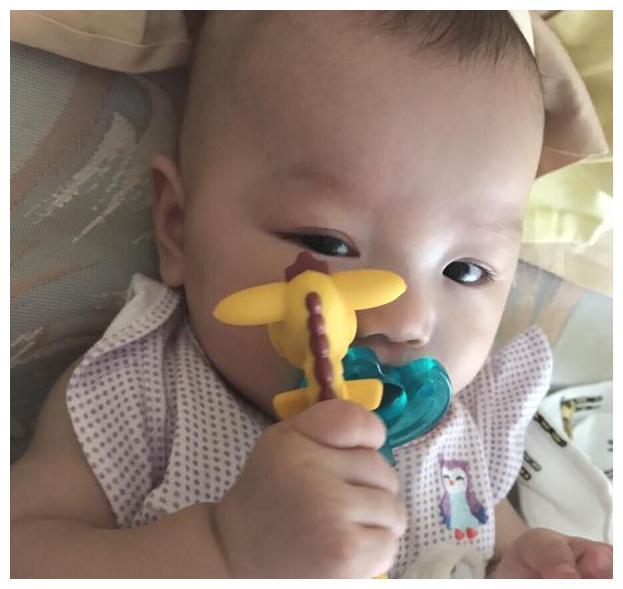 2岁儿子总撅“金鱼嘴”，妈妈还夸可爱，奶奶却抱起宝宝直奔医院