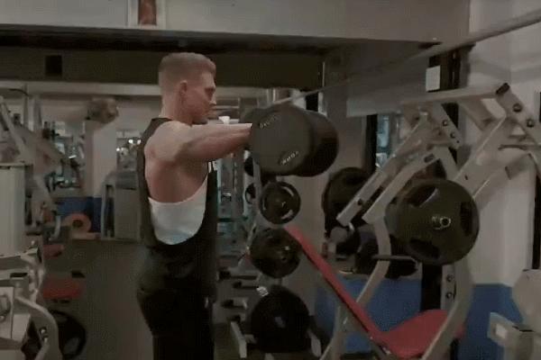 用哑铃练胸肌为什么肩酸痛,用哑铃想练肩膀怎样练宽