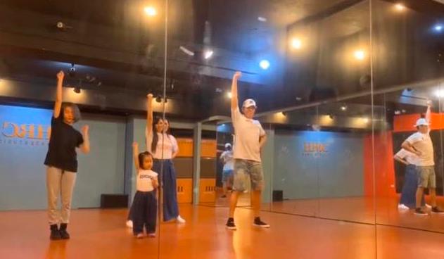 伊能静晒秦昊与女儿跳舞,伊能静晒秦昊牵手小米粒超暖心