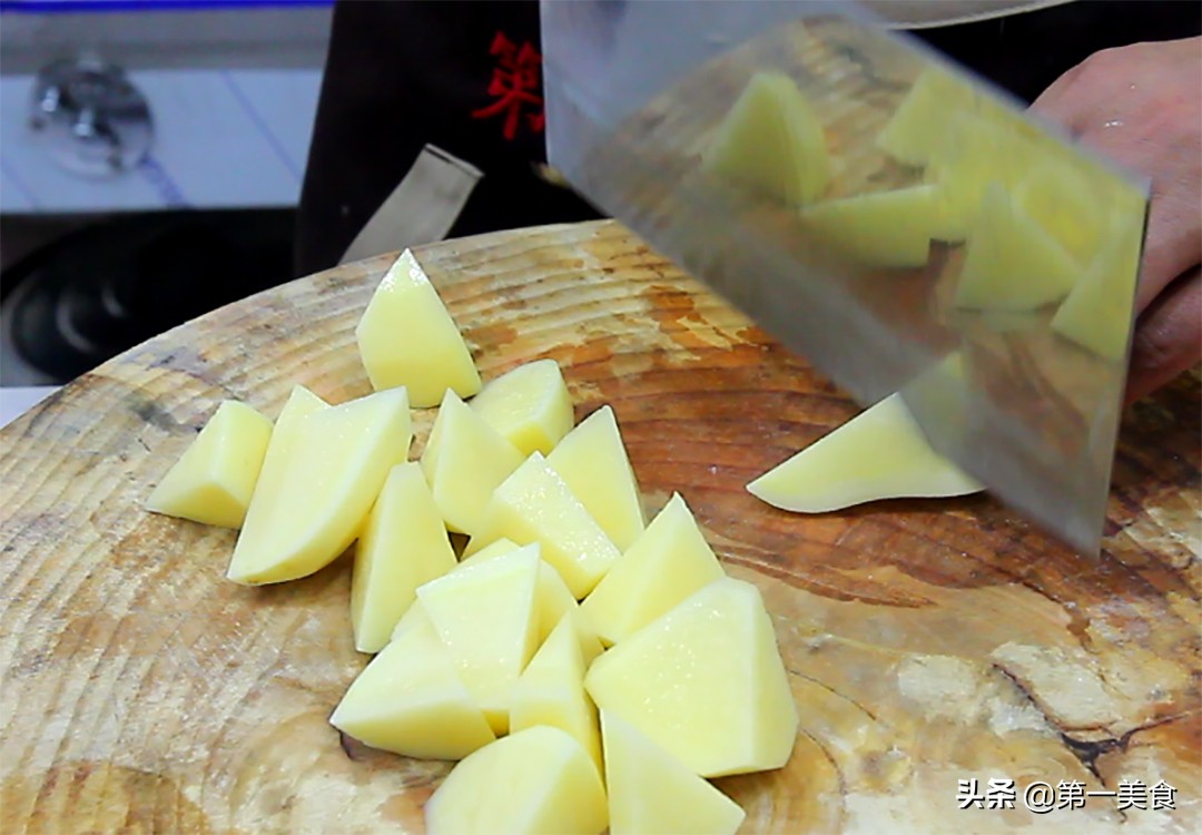 厨师长分享土豆炖牛腩的做法,大厨土豆牛腩炖得很烂秘诀